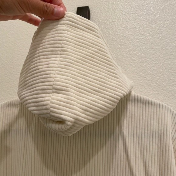 NWT Mens Royalty By Maluma Ivory Sweatshirt Size Small - Picture 3 of 7